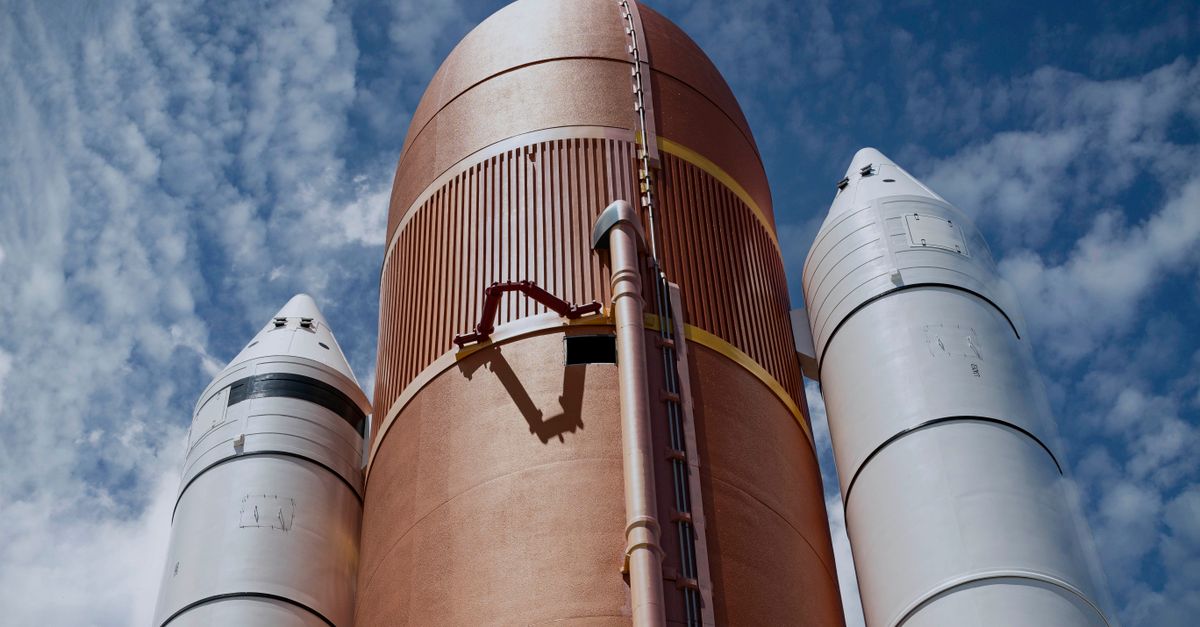 SpaceX Falcon Heavy-rakett som tar av under et romoppdrag
