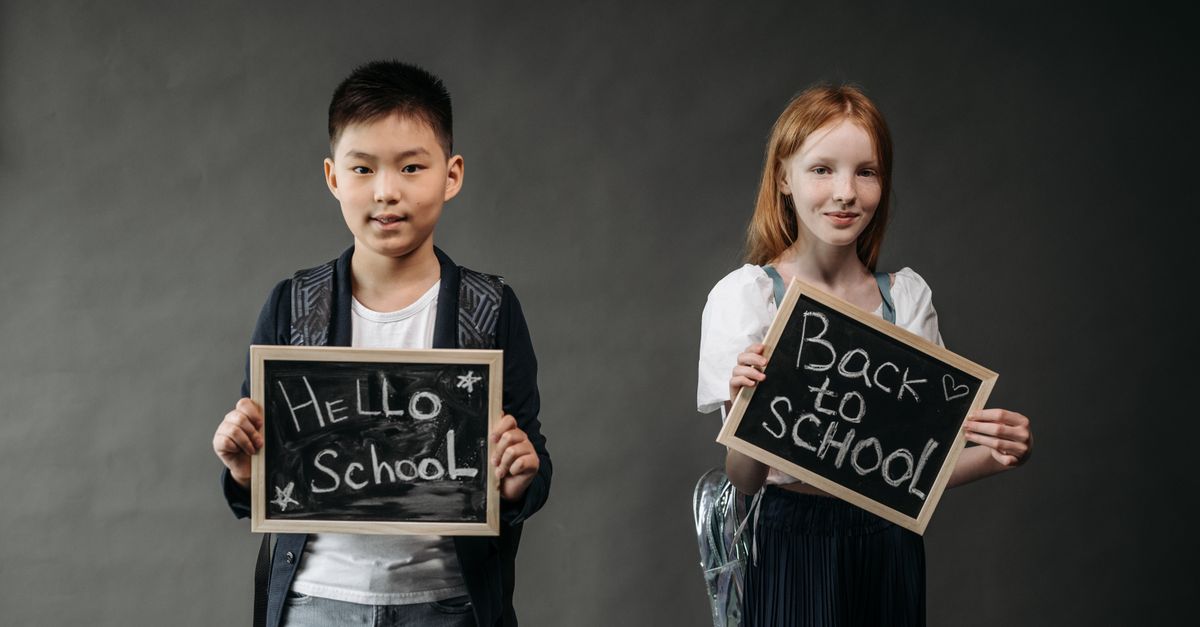 2026年の新学期に向け、通学バッグと学用品を持つ子どもたち