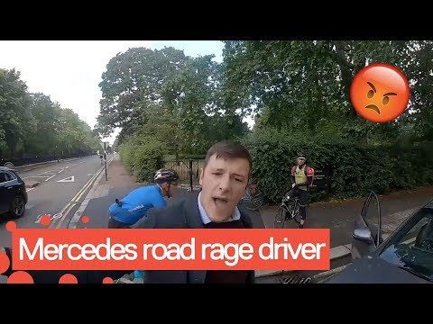 Un automobiliste en colère fait face à un cycliste