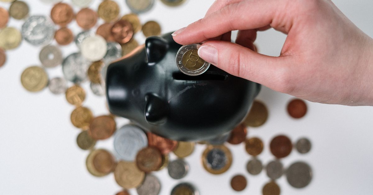 Tirelire et pièces d euro posées sur un relevé bancaire, illustration des taux de l épargne réglementée