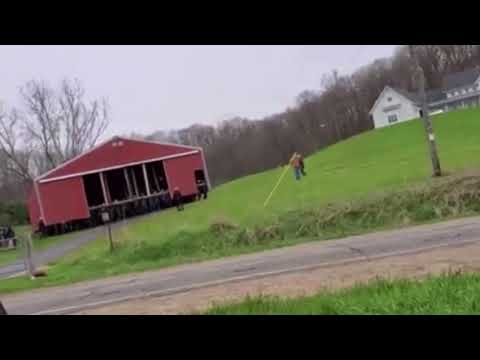 Des Amish déplacent un bâtiment à la main