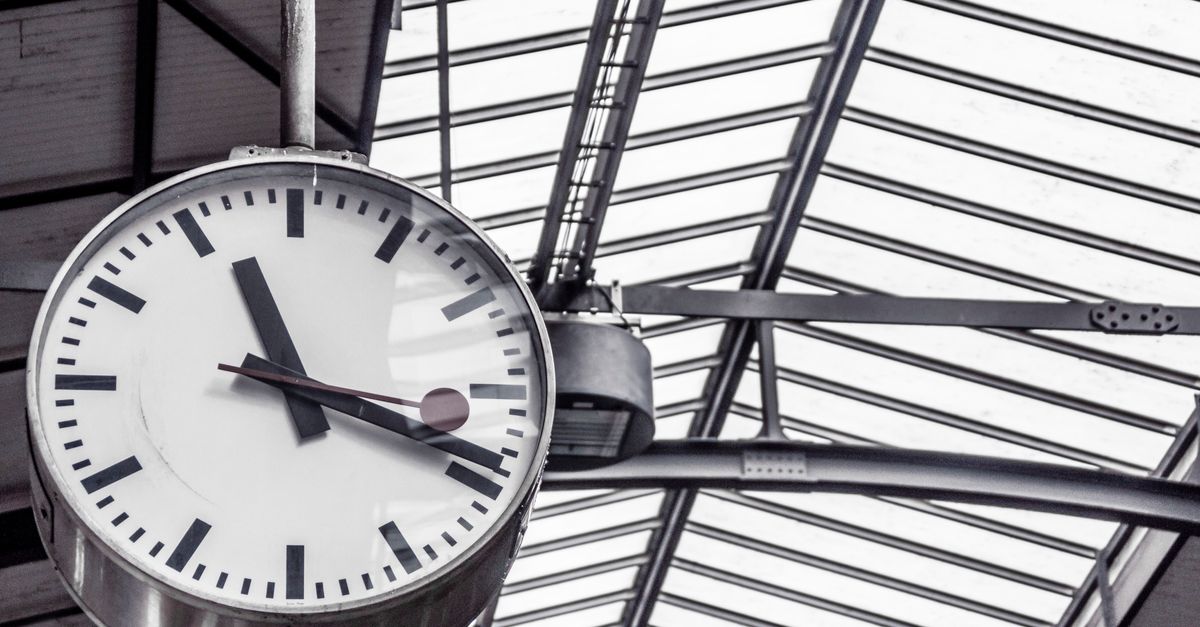 Eine Uhr in einem Bahnhof als Symbol für die Zeit, die in unseren Projekten immer fehlt