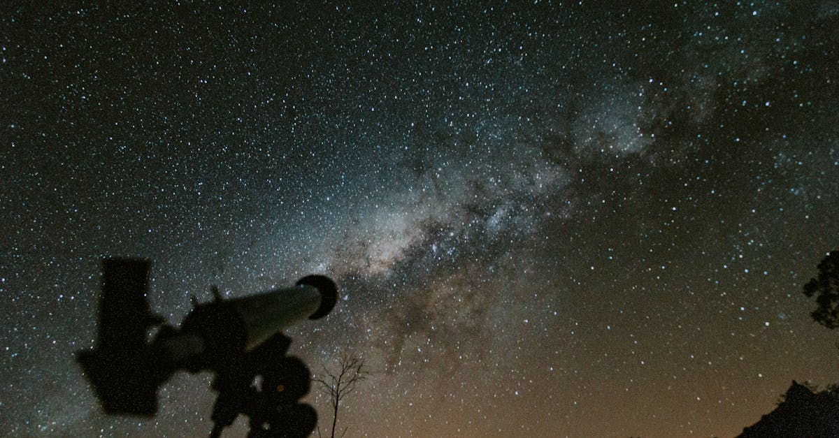 Télescope spatial James Webb capturant des points rouges mystérieux trous noirs primordiaux univers