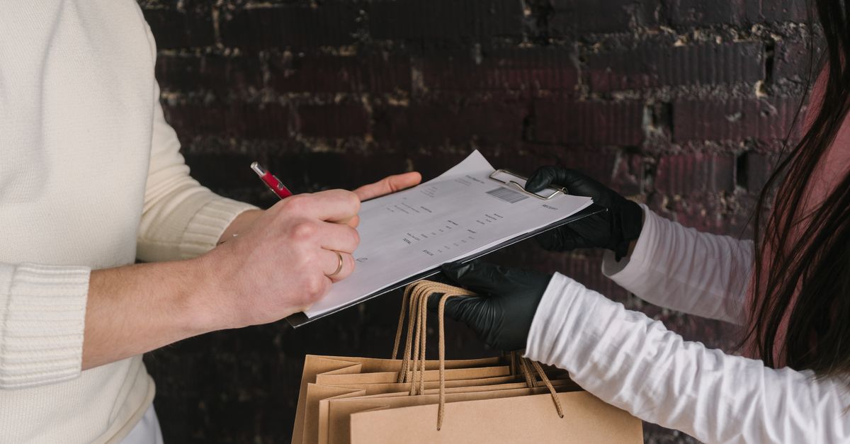 Recu de vente et carte bancaire poses sur une table, illustration des droits et garanties de l acheteur