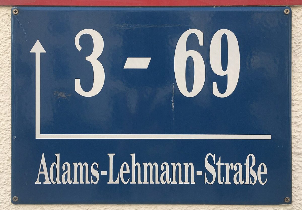 Tafel voller gemalter Zahlen, die die fehlenden Buchstaben in der Schreibweise französischer Zahlen veranschaulicht