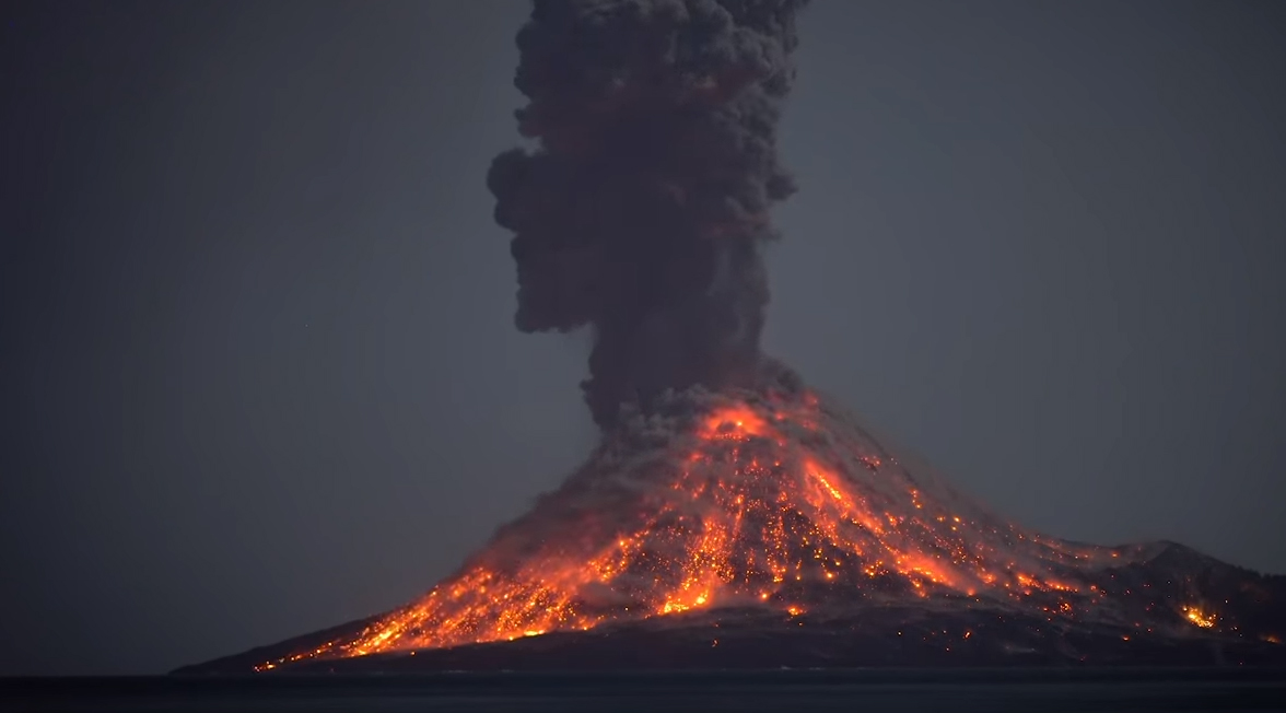 Magnifique éruption du Krakatoa de nuit