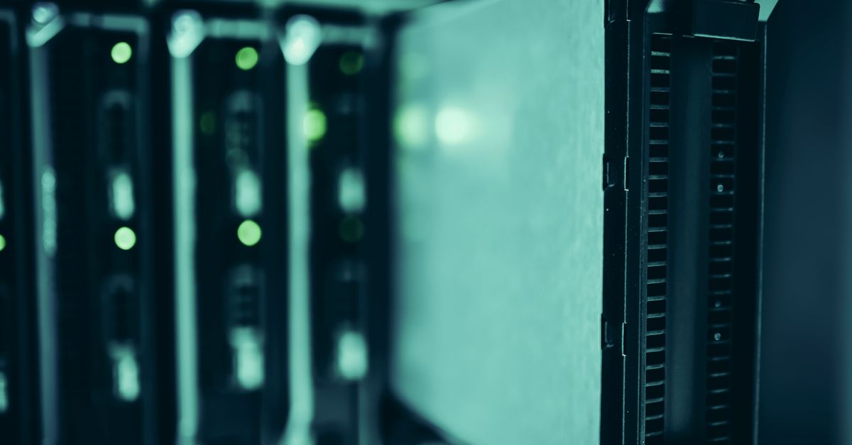 Opplyst serverrom i et moderne datasenter dedikert til kunstig intelligens