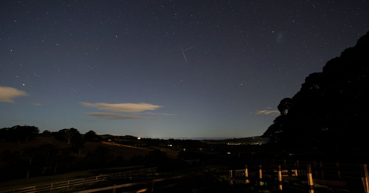 Stjernehimmel krysset av flere satellittspor over et mørkt fransk landskap