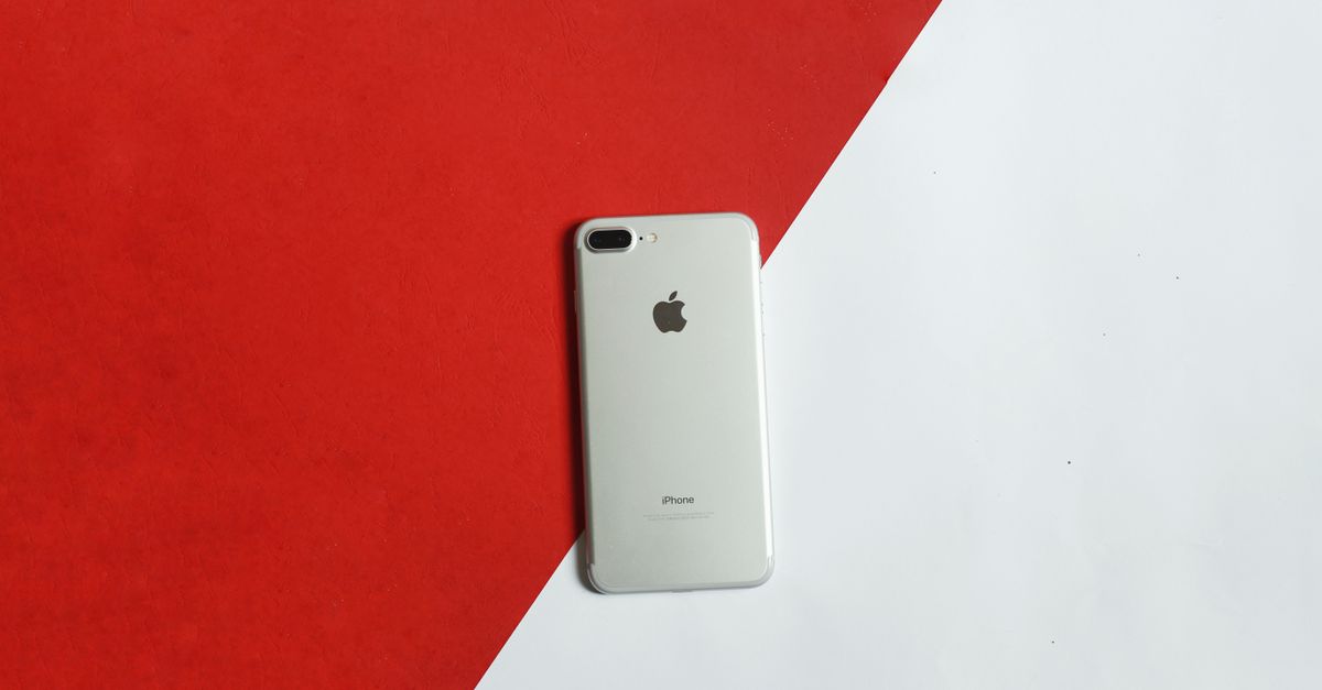 Apple-Präsentation auf einer Technologiekonferenz mit Fokus auf iPhone- und iOS-Innovationen