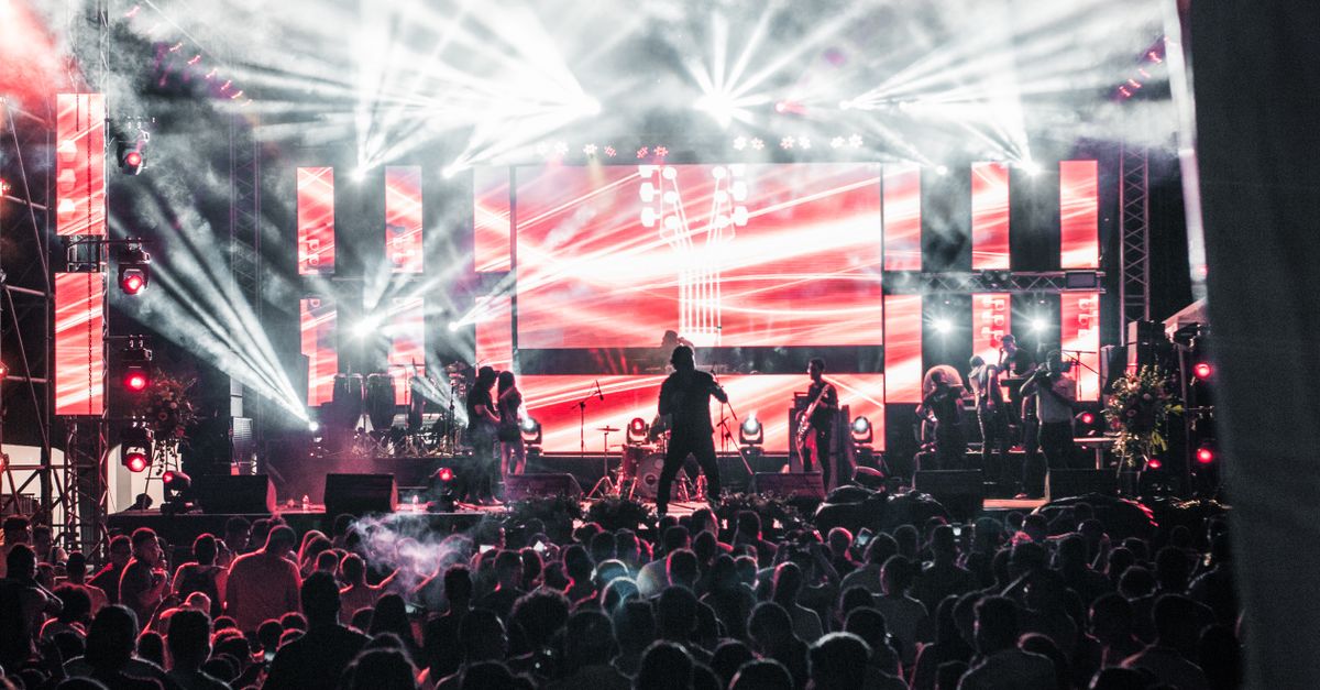 Folla a un concerto durante un festival musicale all