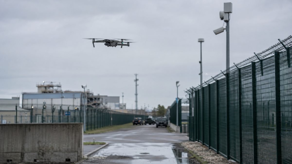 Drone in volo sopra un sito industriale protetto sotto sorveglianza militare in Francia