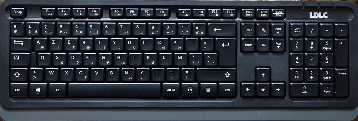 Nahaufnahme der Tasten einer AZERTY-Computertastatur, die die Verteilung der Buchstaben zwischen den beiden Händen veranschaulicht