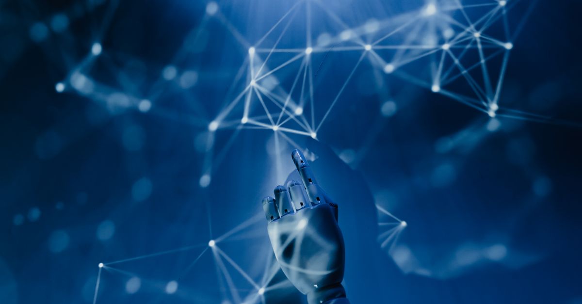 En ingeniør foran datasenterservere analyserer avanserte algoritmer for kunstig intelligens