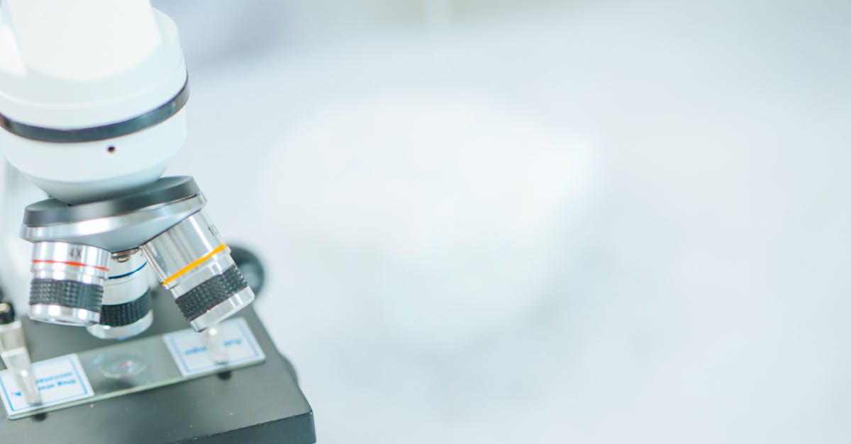 Investigador observando celulas bajo un microscopio en laboratorio dedicado a la anticoncepcion masculina