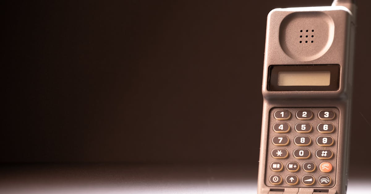 一部翻盖旧手机放在木质表面上象征着法国2G技术时代的终结