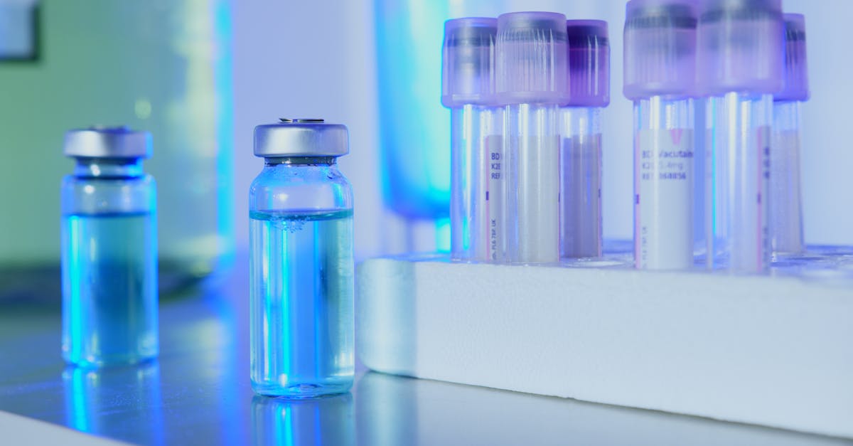 एक मेडिकल लैब में सफेद कोट में एक शोधकर्ता RNA अणुओं का विश्लेषण कर रहा है