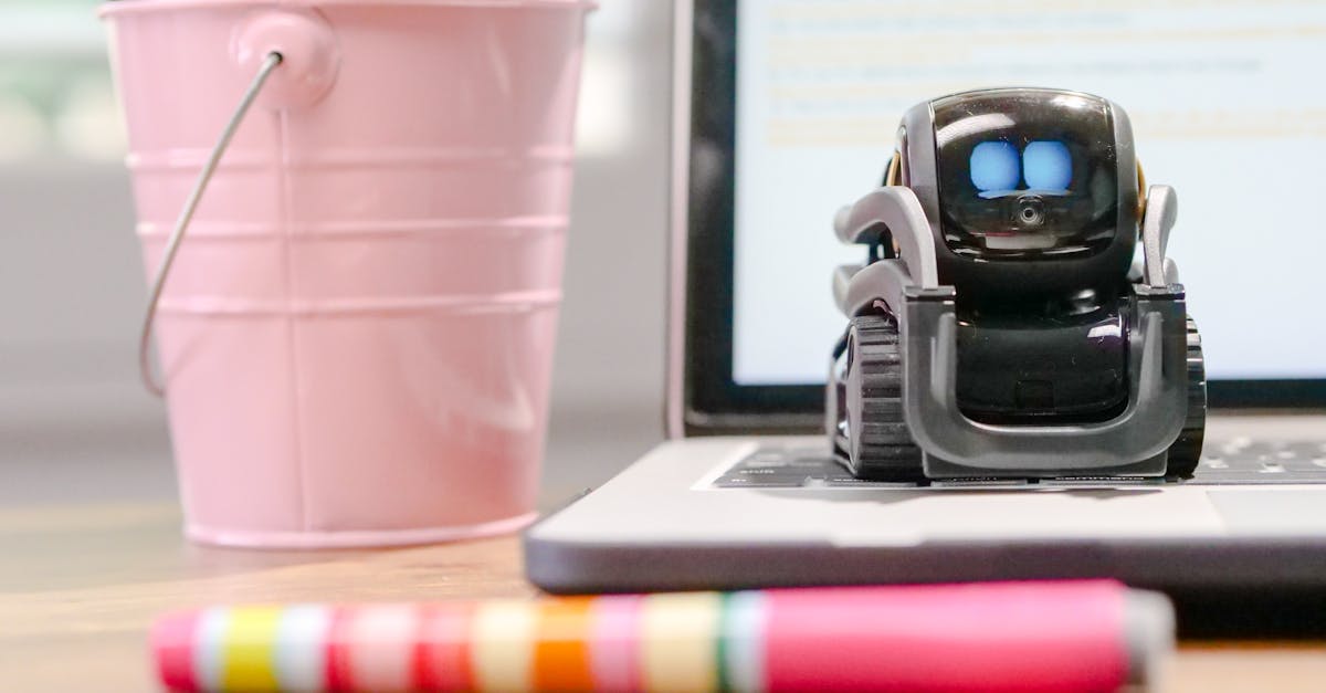 Modernes Büro mit einem Mitarbeiter, der einen Computerbildschirm mit Daten zu Künstlicher Intelligenz und Automatisierung betrachtet