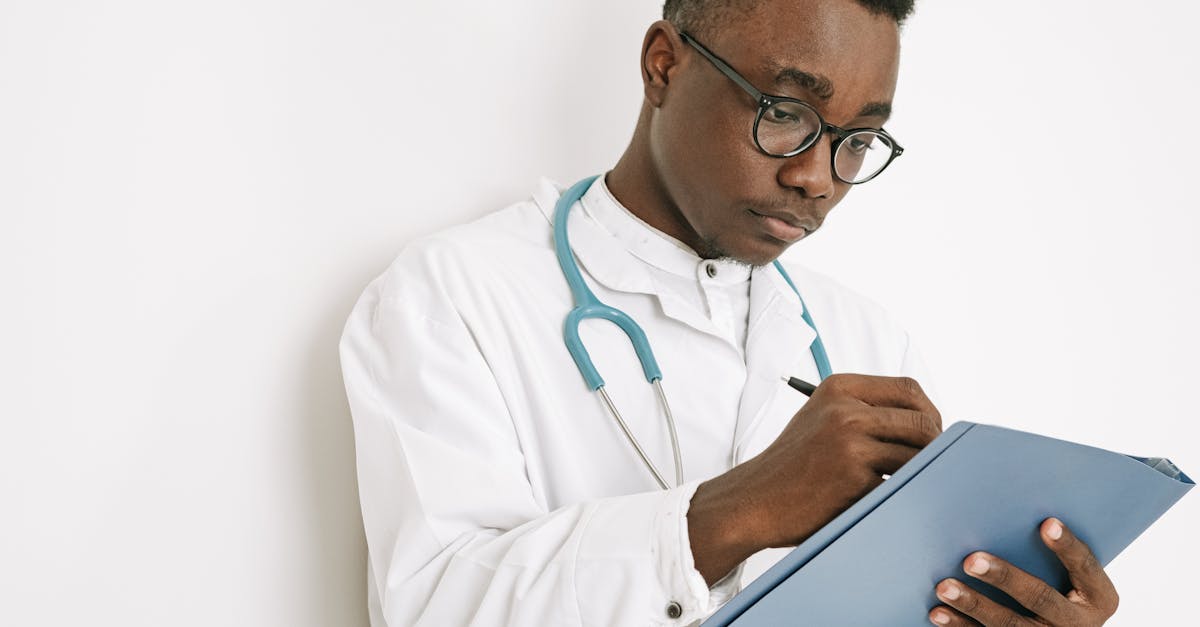 Médico usando una interfaz de inteligencia artificial para analizar resultados médicos en un laboratorio