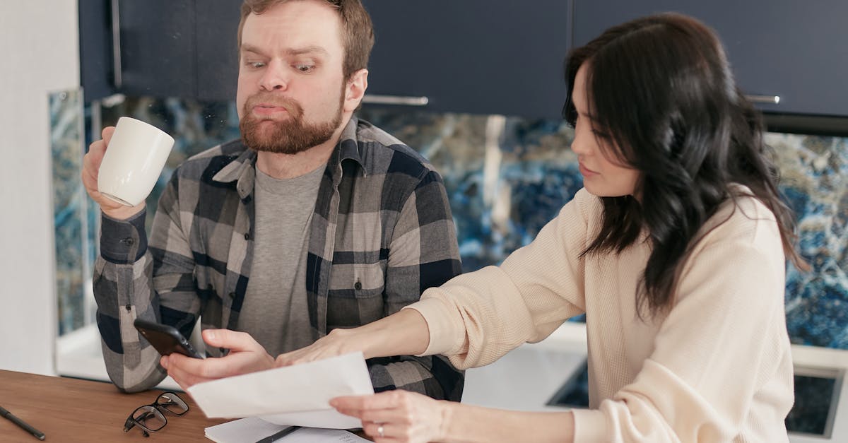 Familia en su salón consultando una factura de energía y una carta de ayuda gubernamental para su hogar