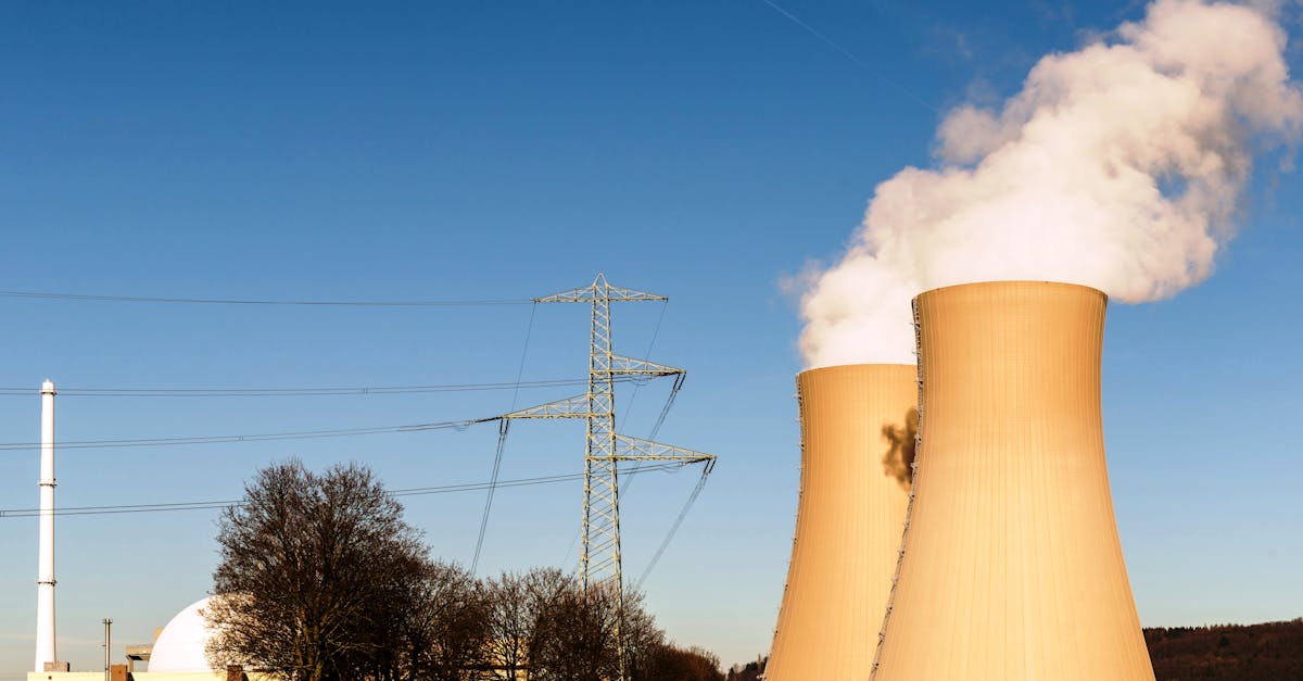 エネルギー施設を背景にした小型モジュール核反応炉SMRのイラスト