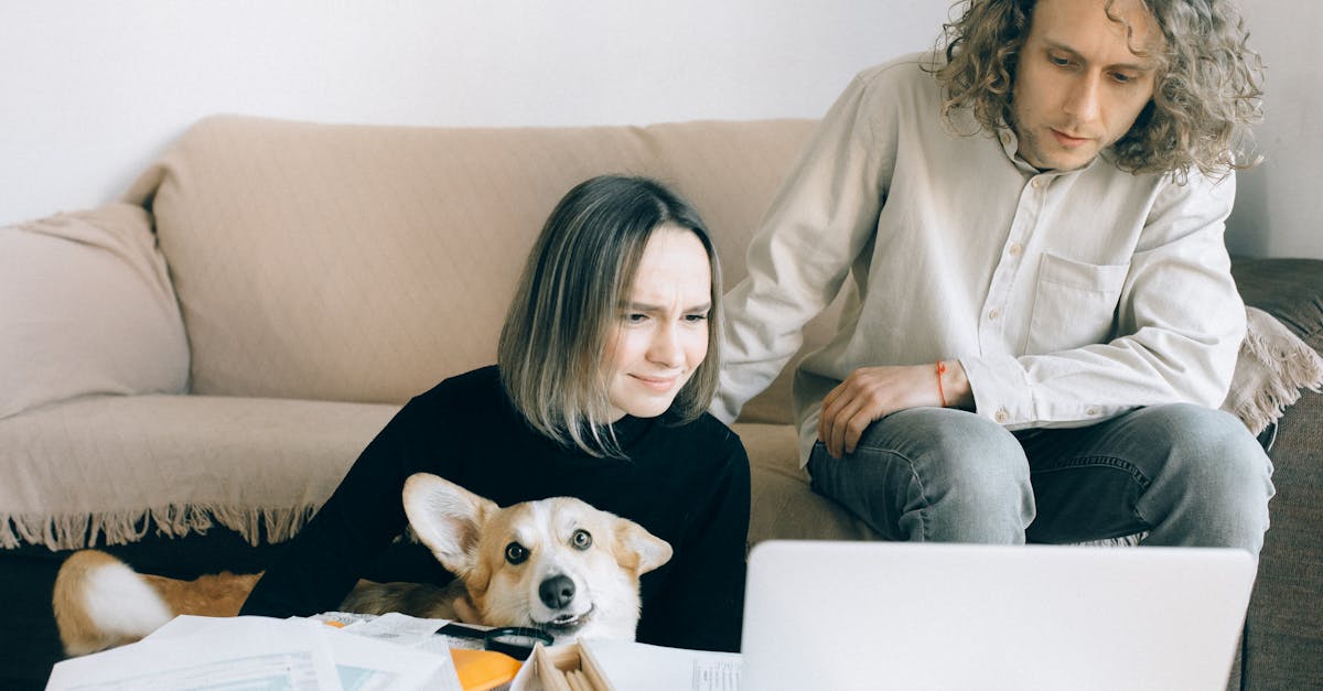 2026年、自宅で電気料金とエネルギー小切手を確認するフランスの家族