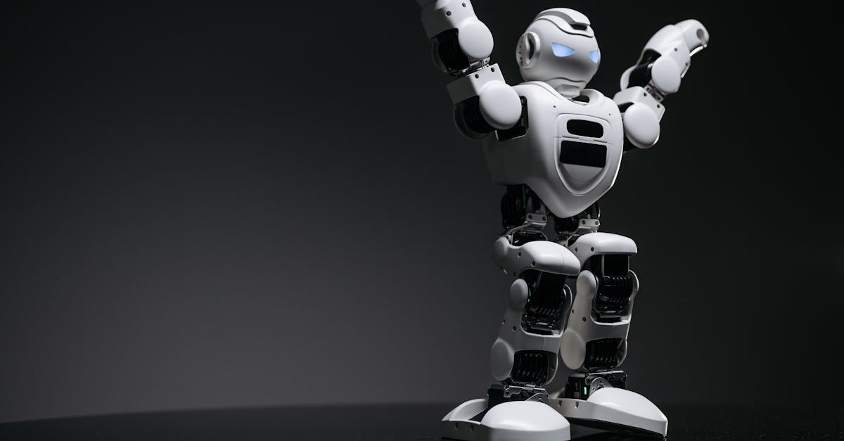 Ein industrieller humanoider Roboter, der an einer Produktionslinie in einer modernen Fabrik arbeitet