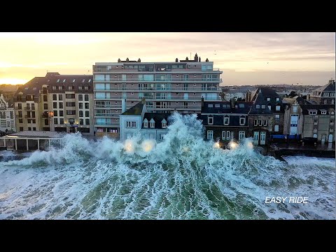 Un drone filme des vagues qui s