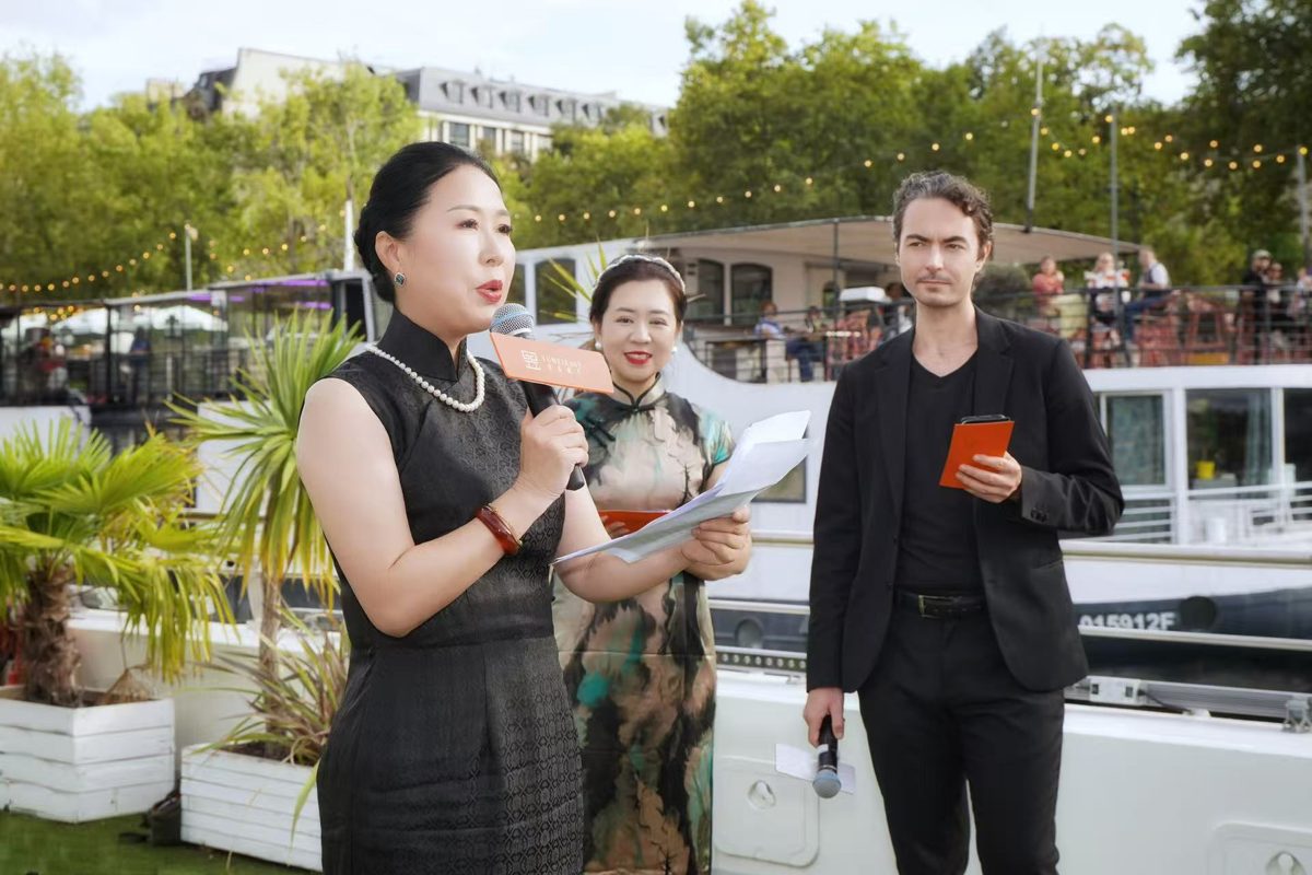 Intervento al microfono durante l'evento YuMei East a bordo di un battello sulla Senna a Parigi